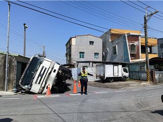 高雄路竹再現天坑 21噸水泥車途經陷落撞擊海產倉庫