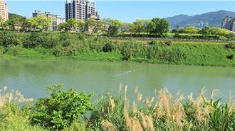 釣客撿拾落河釣竿無力游回 消防局出動橡皮艇救援