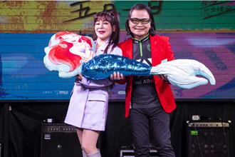 王彩樺為沈文程站台送「美人魚」  談虐童案哽咽了