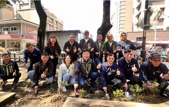 新北议员与里长联手种杜鹃花苗 绿色永续吸引眾多参与