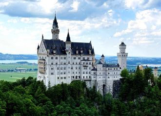 華裔女新天鵝堡「遭勒昏性侵丟下山」慘死 狠心美男下場出爐