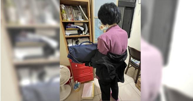 受害者杨妈妈提着儿子的书包，脑中忆起儿子上学点点滴滴，不禁潸然泪下。（图／读者提供）