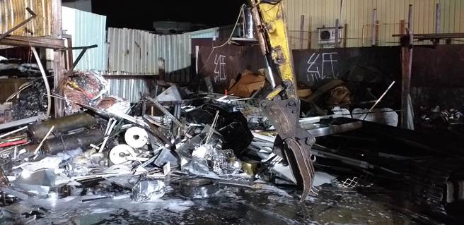 新北市树林区中华路一处资源回收厂今天凌晨传出火警事故。（图 / 刘咏韵翻摄）