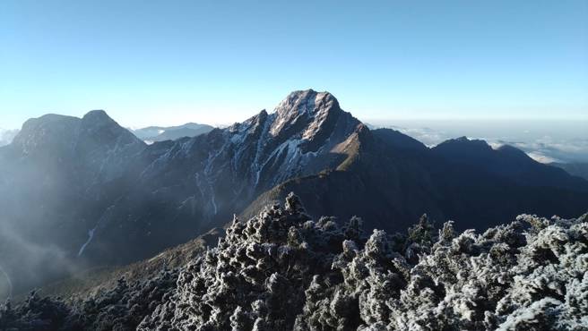 昨深夜玉山北峰下霰，玉山氣象站今晨6時11分低溫達零下9.4度。(氣象署提供)