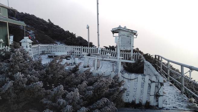玉山北峰昨晚下霰，今晨變雪白一片。(氣象署提供)
