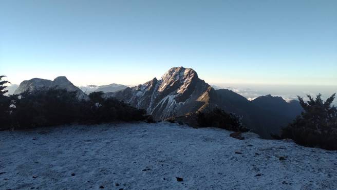 玉山北峰昨晚下霰，今晨變雪白一片。(氣象署提供)