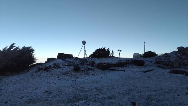 玉山北峰昨晚下霰，今晨變雪白一片。(氣象署提供)