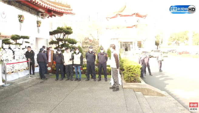 八堵所殉職警蘇昱鴻今告別式！親友、同仁淚送最後一程。(中時新聞網)