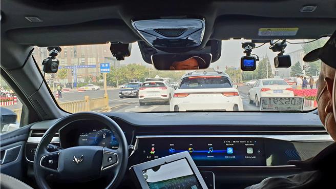 自动驾驶计程车，北京大兴国际机场正式上路。图为百度无人驾驶汽车行驶在市区公路上。（蓝孝威摄）