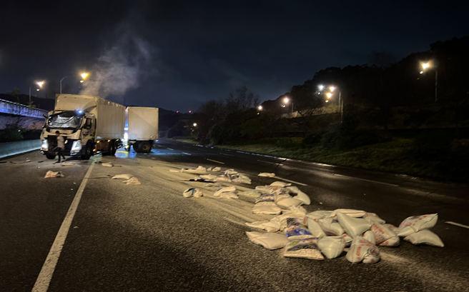 国1北向林口段2联结车碰撞，导致大量白米散落在车道上。（翻摄画面）