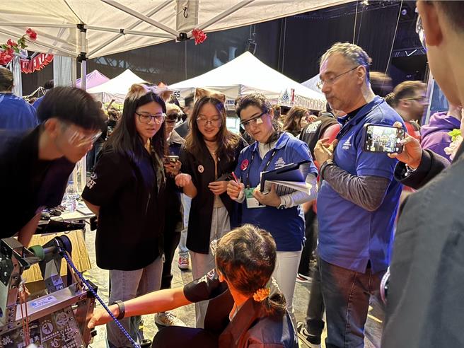 竹崎高級中學19位學生組成的代表隊「FRC7551」，5日至10日飛往土耳其參加FRC機器人世界區賽，獲得好成績。（嘉義縣政府提供∕ 呂妍庭嘉義傳真）