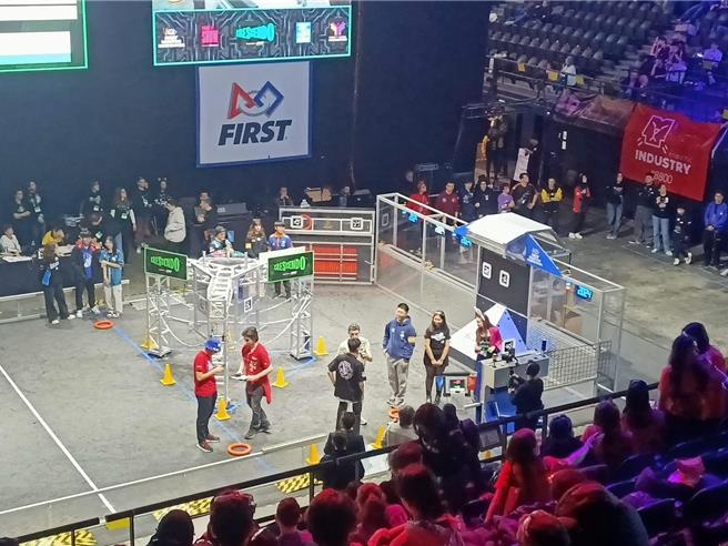 竹崎高級中學19位學生組成的代表隊「FRC7551」，5日至10日飛往土耳其參加FRC機器人世界區賽，獲得好成績。（嘉義縣政府提供∕ 呂妍庭嘉義傳真）