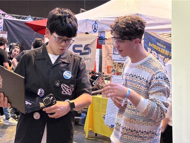 竹崎高級中學19位學生組成的代表隊「FRC7551」，5日至10日飛往土耳其參加FRC機器人世界區賽，獲得好成績。（嘉義縣政府提供∕ 呂妍庭嘉義傳真）