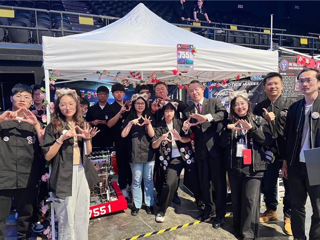 竹崎高級中學19位學生組成的代表隊「FRC7551」，5日至10日飛往土耳其參加FRC機器人世界區賽，獲得好成績。（嘉義縣政府提供∕ 呂妍庭嘉義傳真）