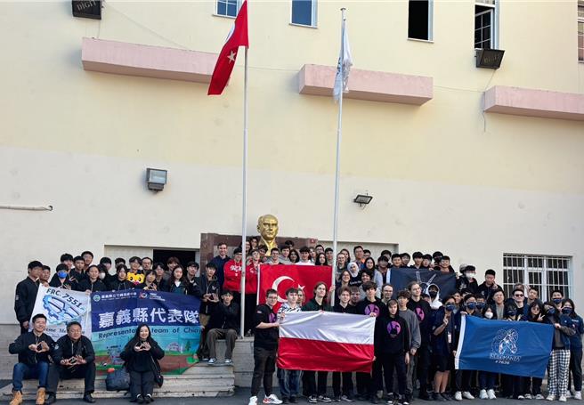 竹崎高級中學19位學生組成的代表隊「FRC7551」，5日至10日飛往土耳其參加FRC機器人世界區賽，獲得好成績。（嘉義縣政府提供∕ 呂妍庭嘉義傳真）
