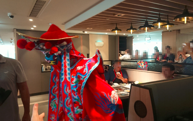 「海底撈」的變臉表演讓人驚喜連連，深受不少民眾喜愛。（示意圖／林憲祥攝）