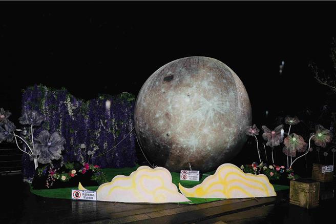 嘉義縣文化觀光局在瑞里源興宮廣場設置的巨型裝置藝術「浪漫紫藤星球」，11日晚上正式點燈亮相。（嘉義縣政府提供∕呂妍庭嘉義傳真）