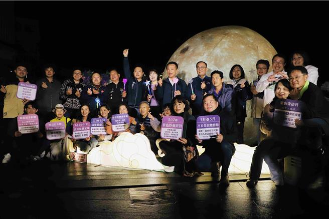 嘉義縣文化觀光局在瑞里源興宮廣場設置的巨型裝置藝術「浪漫紫藤星球」，11日晚上正式點燈亮相。（嘉義縣政府提供∕呂妍庭嘉義傳真）