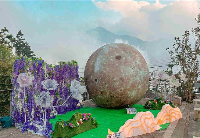 嘉義縣文化觀光局在瑞里源興宮廣場設置的巨型裝置藝術「浪漫紫藤星球」正式對外亮相。（嘉義縣政府提供∕呂妍庭嘉義傳真）