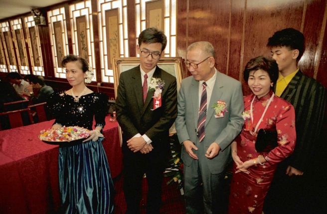 刘宝杰（左2）1990年跟太太（左1）结婚。（图／中时资料照片）