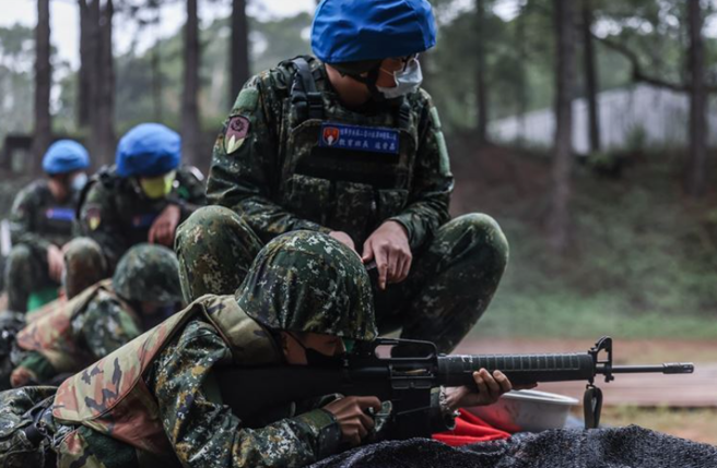 在有限的时间内，役男必须完成3个弹匣的射击，以精进役男在敌火下作战效能。(青年日报提供)