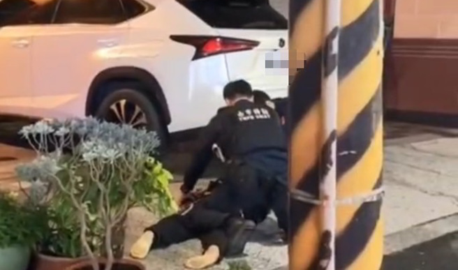 失联男移工在街头衰遇霹雳小组警员，拔腿狂奔才跑300公尺就被压制逮捕。（翻摄画面）
