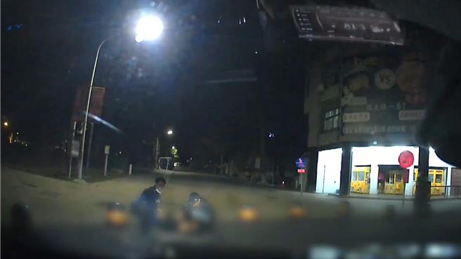 47岁廖姓男子胸口、手臂受刀伤，倒地血流不止。（台东警察分局提供／萧嘉蕙台东传真）