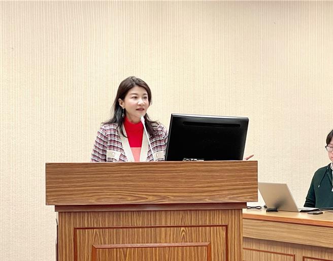 民进党立委林楚茵今日指出，中国人想要申请定居台湾就应该放弃中国的公民资格并公开宣誓效忠台湾，因此她与民进党立委黄捷共同提案修改《两岸人民关系条例》入籍规定。（林楚茵办公室提供／游念育台北传真）