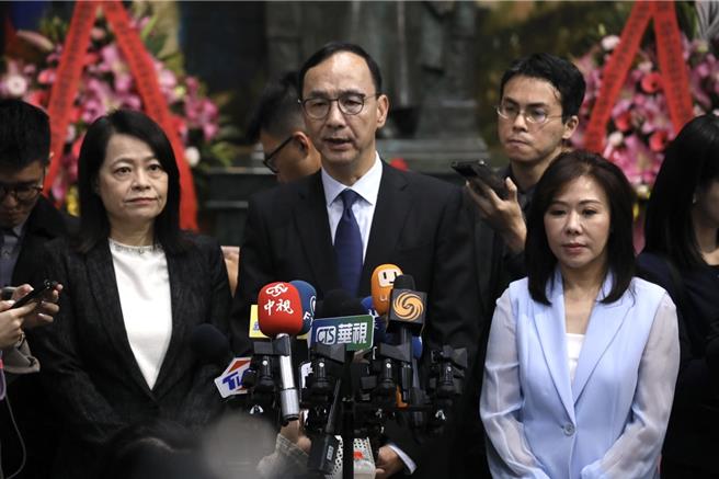 國民黨主席朱立倫今（12）日上午率黨務主管在黨部向逝世99周年的該黨總理孫中山獻花致敬。（文傳會提供）