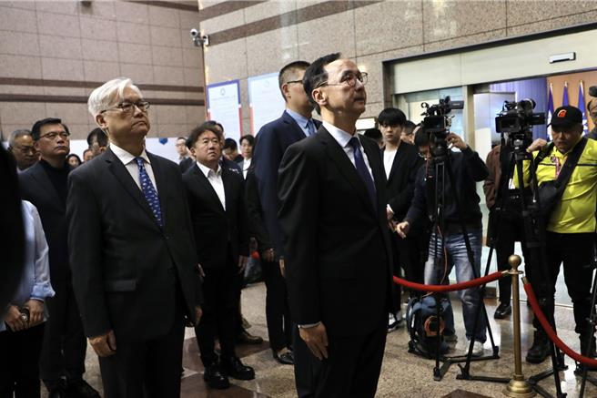 国民党主席朱立伦今（12）日上午率党务主管在党部向逝世99周年的该党总理孙中山献花致敬。（文传会提供）