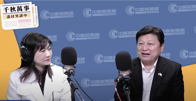 國民黨立法院黨團總召傅崐萁（右）12日接受媒體人王淺秋（左）廣播節目專訪。（摘自中廣新聞網YouTube）