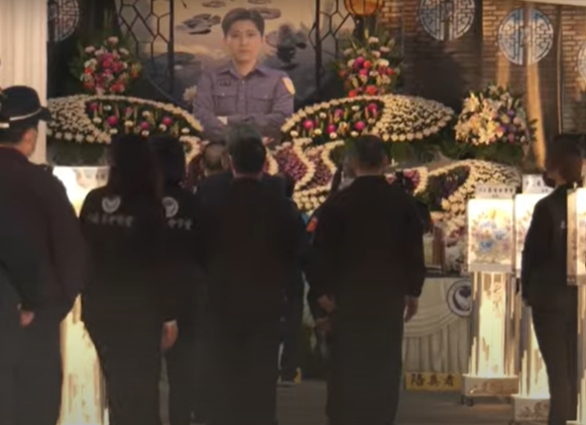 家屬特別選了一張蘇昱鴻著警服、雙手交叉放在胸前的英挺遺照，現場超過百名同仁前往送行。(中時新聞網)