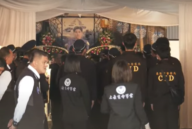 家屬特別選了一張蘇昱鴻著警服、雙手交叉放在胸前的英挺遺照。中時新聞網)