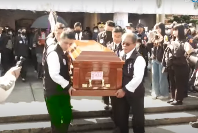 蘇員警專同學及同袍在會場軍忍不住哀傷眼淚決堤，紛紛喊著「再見了，昱鴻」，令人動容。(中時新聞網)