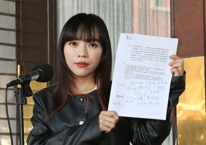 立委黄捷12日在立法院受访说明提案要求陆配定居台湾要「入籍宣誓」。（姚志平摄）