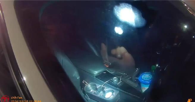 警方發現車上藏有毒品吸食器。（翻攝照片／洪靖宜高雄傳真）
