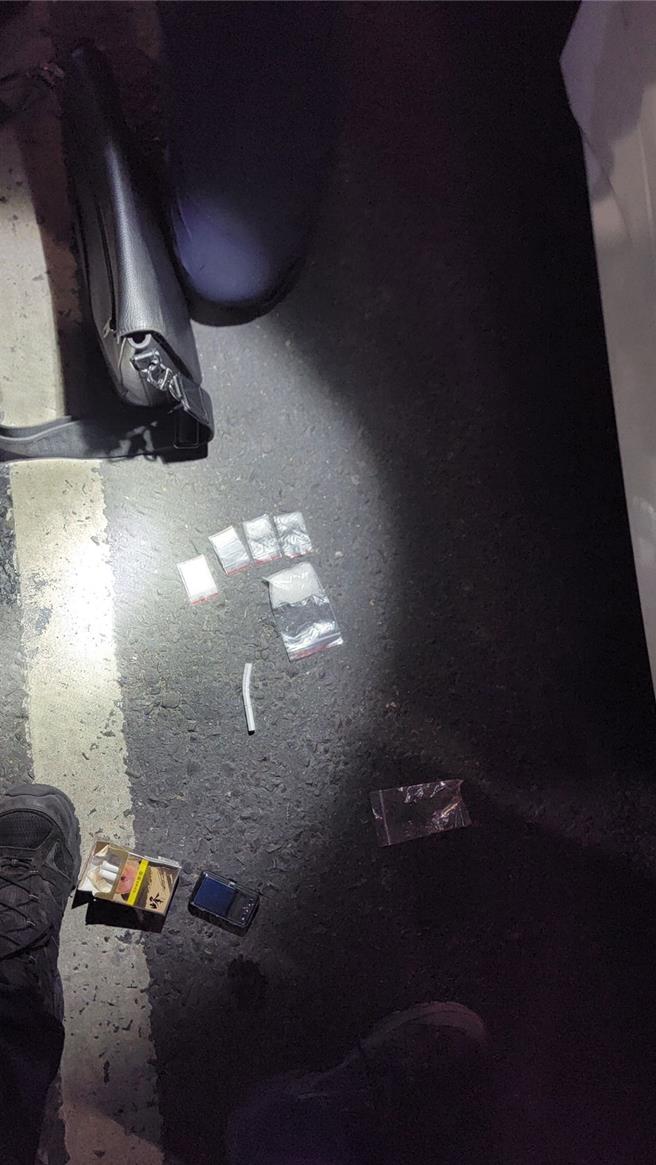 警方於任嫌車上發現多包白色粉末及透明結晶體夾鏈袋。（翻攝照片／洪靖宜高雄傳真）