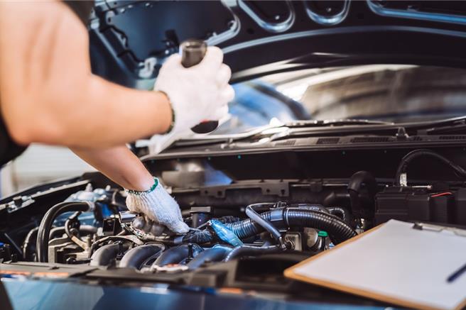 大陆新鲜人求职困难，也有人大学一毕业随即改读职业技校，从播音主持转换跑道至新能源车修理，寻求一技傍身。（示意图:shutterstock/达志）