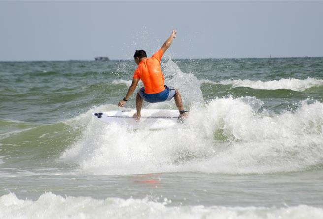图为大陆第一届全国学生（青年）运动会衝浪项目资格赛，2023年7月在广西北海举行。（摘自中新社）
