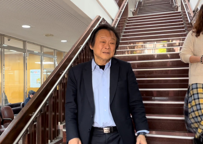 台北市大同区隆和里长沈春华，因里办公室骑楼摆放的i邮箱被强制净空，而前往警局、议会抗议，被时任台北市议员王世坚批评为「大恶棍」、「鱼肉乡民」，沈春华提告请求王世坚赔偿60万元并于脸书刊登判决主文，台北地方法院今上午开庭，王世坚亲自出庭。（赖佩璇摄）