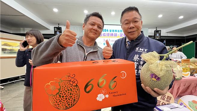 台南市後壁區公所12日上午在民治市政中心宣傳本周日的洋香瓜活動，市議員蔡育輝（右）十分「阿莎力」直接向農民採購1分地的洋香瓜。（張毓翎攝）