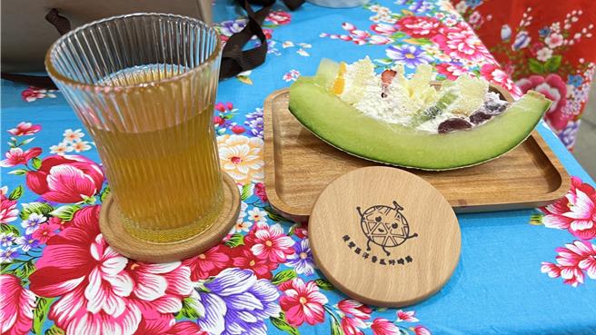 後壁區公所12日上午在民治市政中心宣傳本周日的洋香瓜活動，現場擺滿各式洋香瓜甜點，令人看得食指大動。（張毓翎攝）