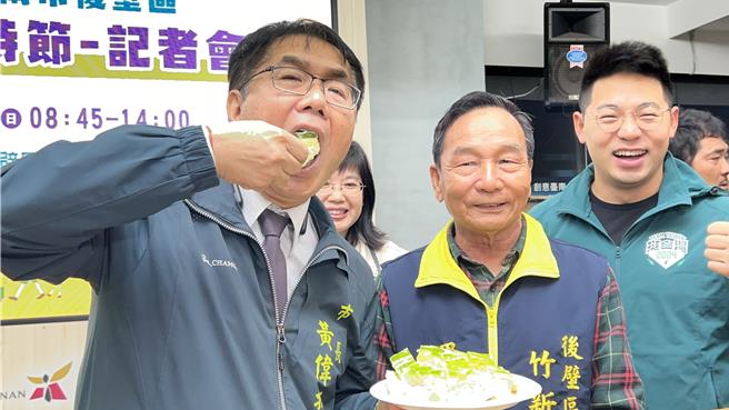 台南市長黃偉哲（左）品嘗洋香瓜蛋糕，豎起大拇指稱讚好吃。（張毓翎攝）