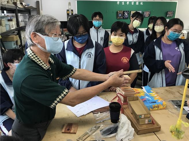 土库商工美工科操作玻璃线锯机。（教育部提供／林志成台北传真）