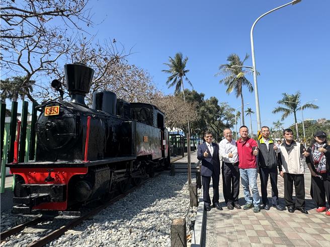 台糖珍藏的538蒸汽火車頭移到生產路旁，結合新福利社與糖廠意象，打造好吃好玩的休憩據點。(曹婷婷攝)
