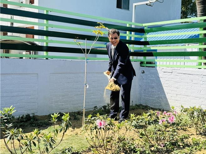 台糖董事長楊明州今天也在五分車廊道旁植樹。(曹婷婷攝)