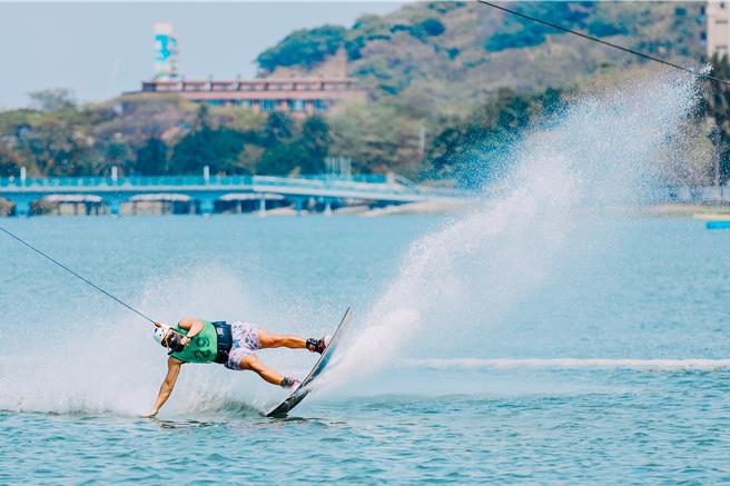「2024蓮潭盃纜繩滑水國際公開賽」於3月8日至10日在高雄蓮潭滑水主題樂園正式開賽，吸引來自美國、德國、新加坡、奧地利、荷蘭、波蘭、香港、台灣等國近60位優秀滑水好手前來參與這場水上運動的年度盛事。（高市府觀光局提供／洪浩軒高雄傳真）