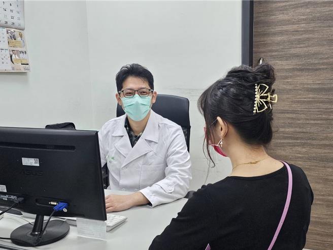 医师谢文统提醒，平时需保持肩膀的活动性，适度做肩部伸展运动，避免同一个姿势维持过久，不宜反覆拿抬过重之物，造成肩关节慢性伤害。（新竹台大提供／王惠慧新竹传真）