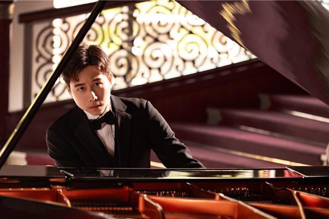 国际级钢琴家、2014年鲁宾斯坦国际钢琴大赛银奖得主林易近期正式加入星予经纪，多了「星」味，同时还有扎实的古典乐演奏技艺，期盼未来有更多音乐可能性。（星予经纪提供／李欣恬台北传真）