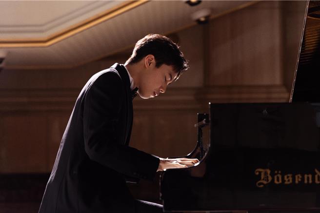 国际级钢琴家、2014年鲁宾斯坦国际钢琴大赛银奖得主林易近期正式加入星予经纪，多了「星」味，同时还有扎实的古典乐演奏技艺，期盼未来有更多音乐可能性。（星予经纪提供／李欣恬台北传真）